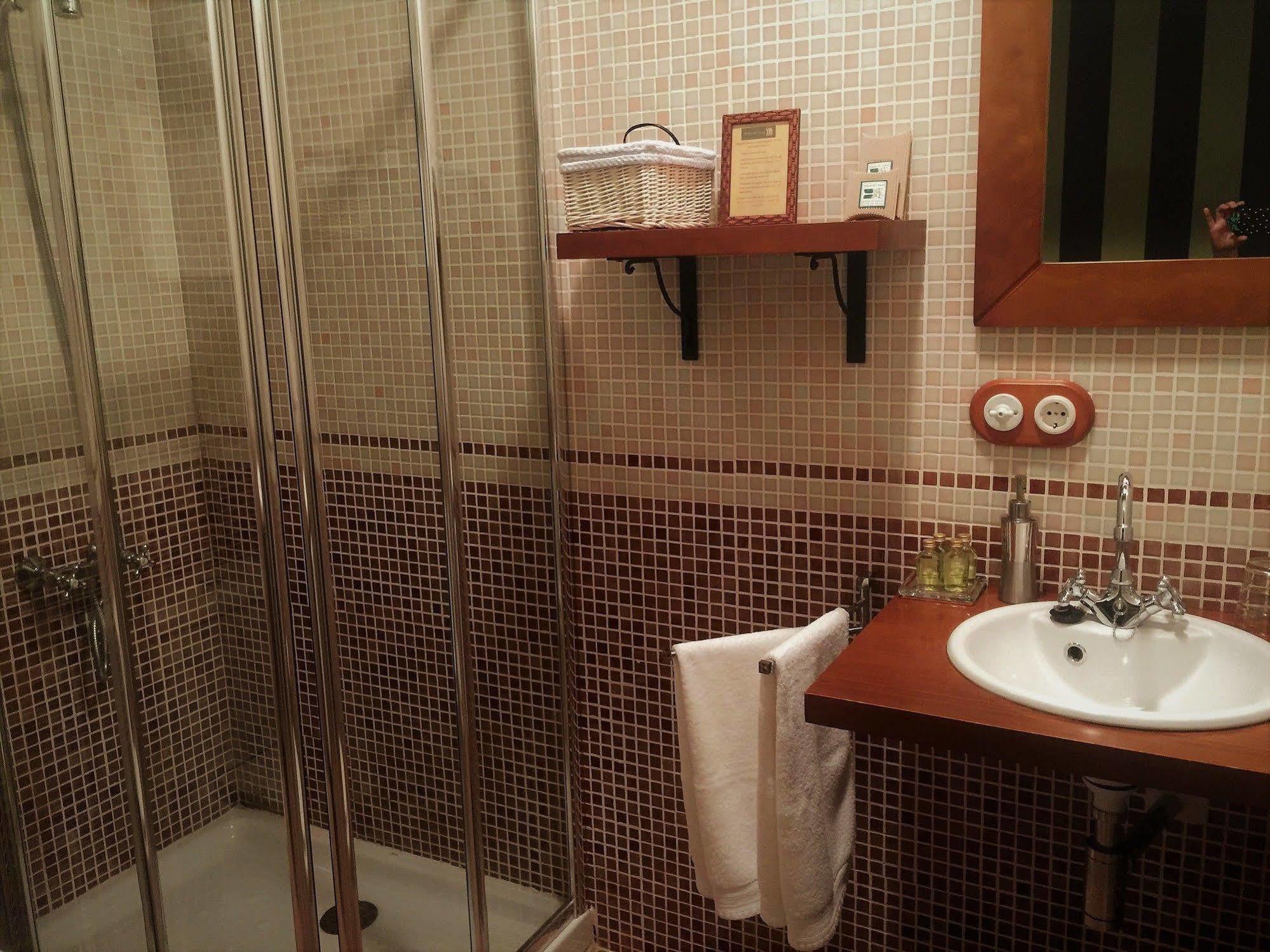 Os Tres Teixos Hotel Adelán Buitenkant foto