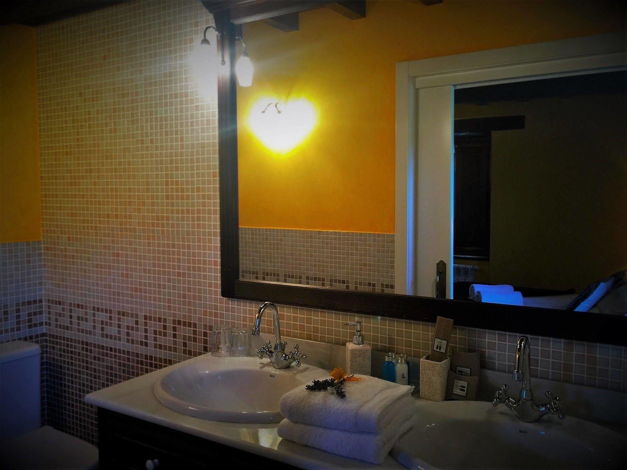 Os Tres Teixos Hotel Adelán Buitenkant foto